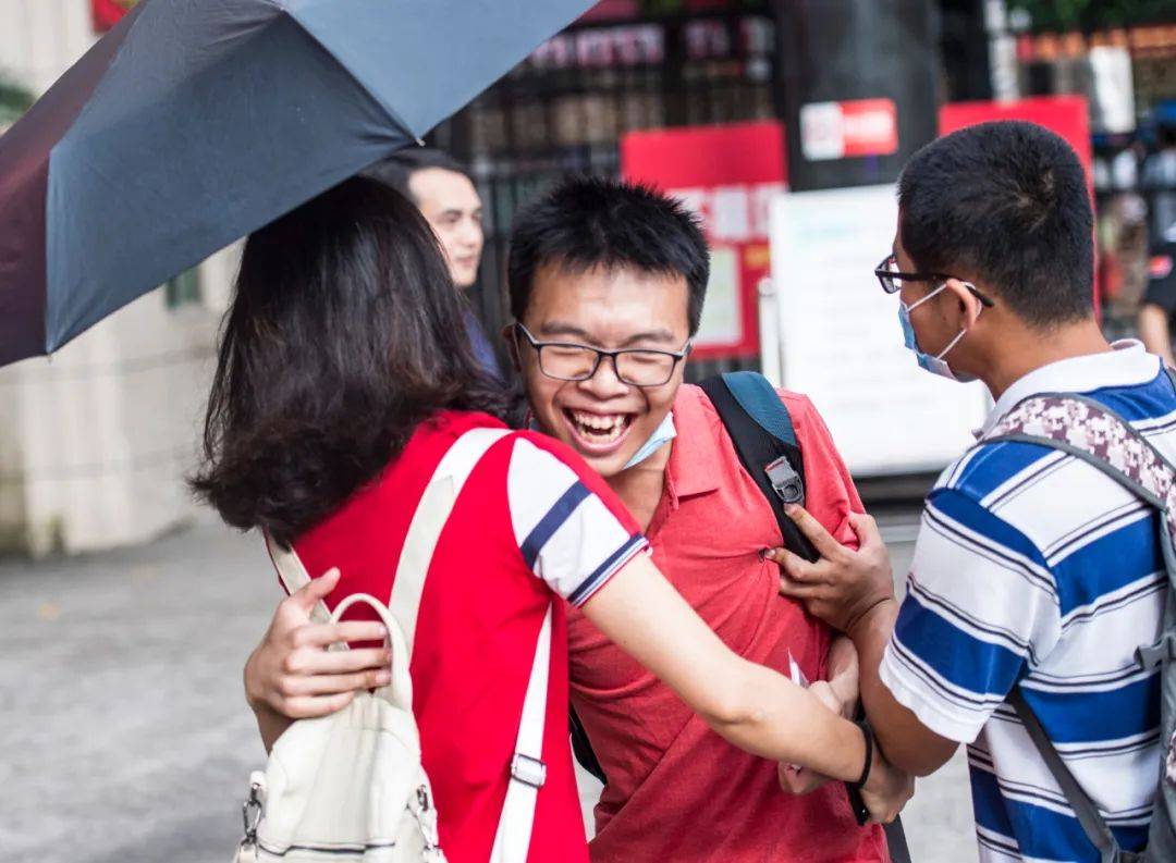 高考|多图直击桂林高考现场!这一幕幕让人动容…
