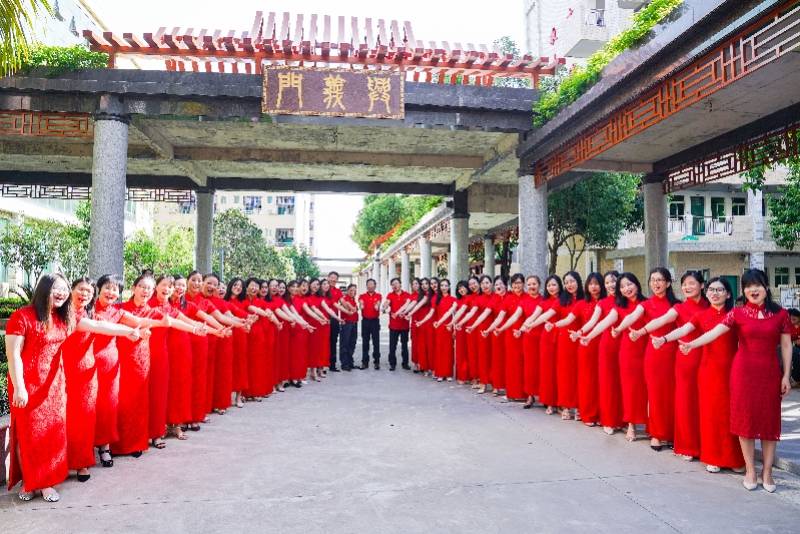 葵花|镜头下的惠州高考：穿旗袍、举葵花，交警护航、一举夺魁！奥利给