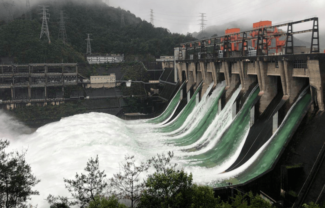 新安江水库7孔泄洪!