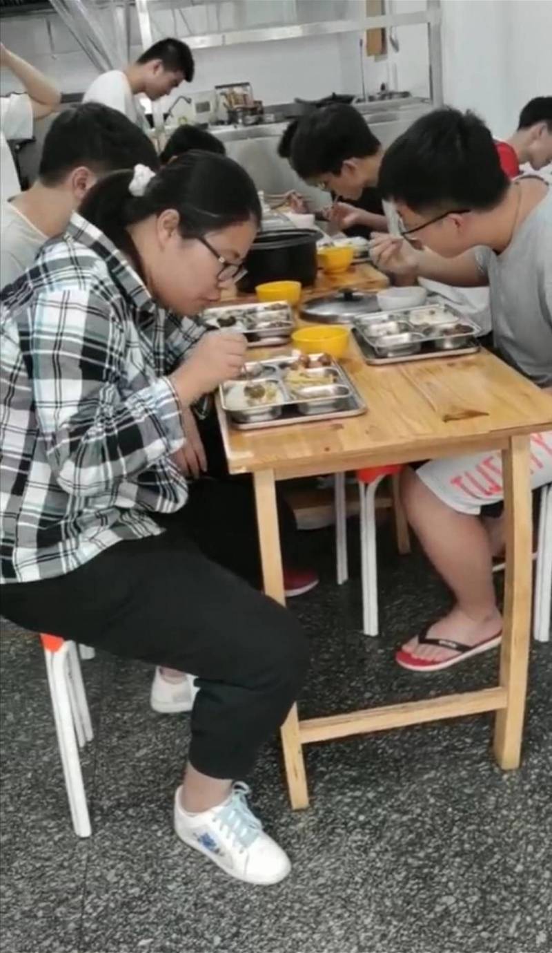 毛坦厂代陪读的妈妈：儿子考入名校后全职代陪，今年送考一切从简