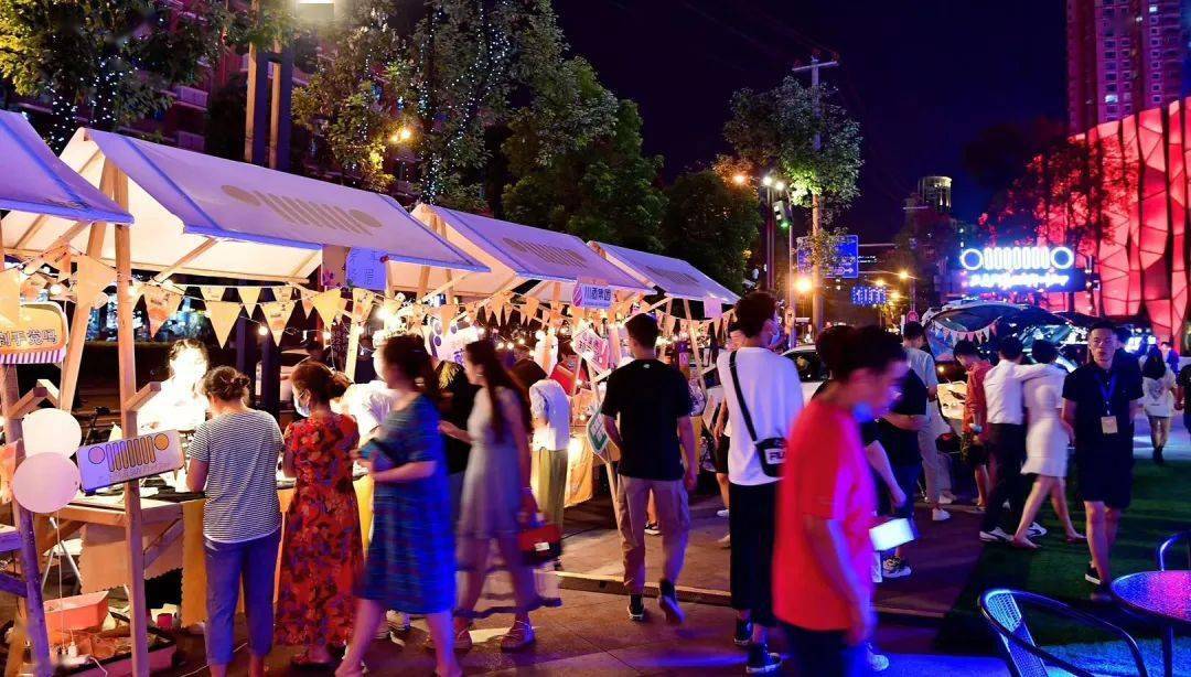 梅子湖公园开了,首届融创星光夜市空降普洱!