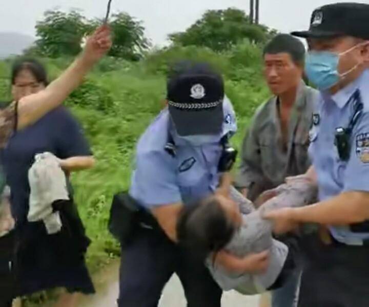 水潭|八旬老太落水一小时获救无碍，或因昏迷后脸朝上自然浮了起来