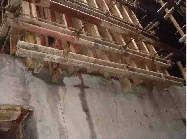 中柱模板加固示意图 外墙接缝防烂根措施: 外墙上下层接缝处预留模板