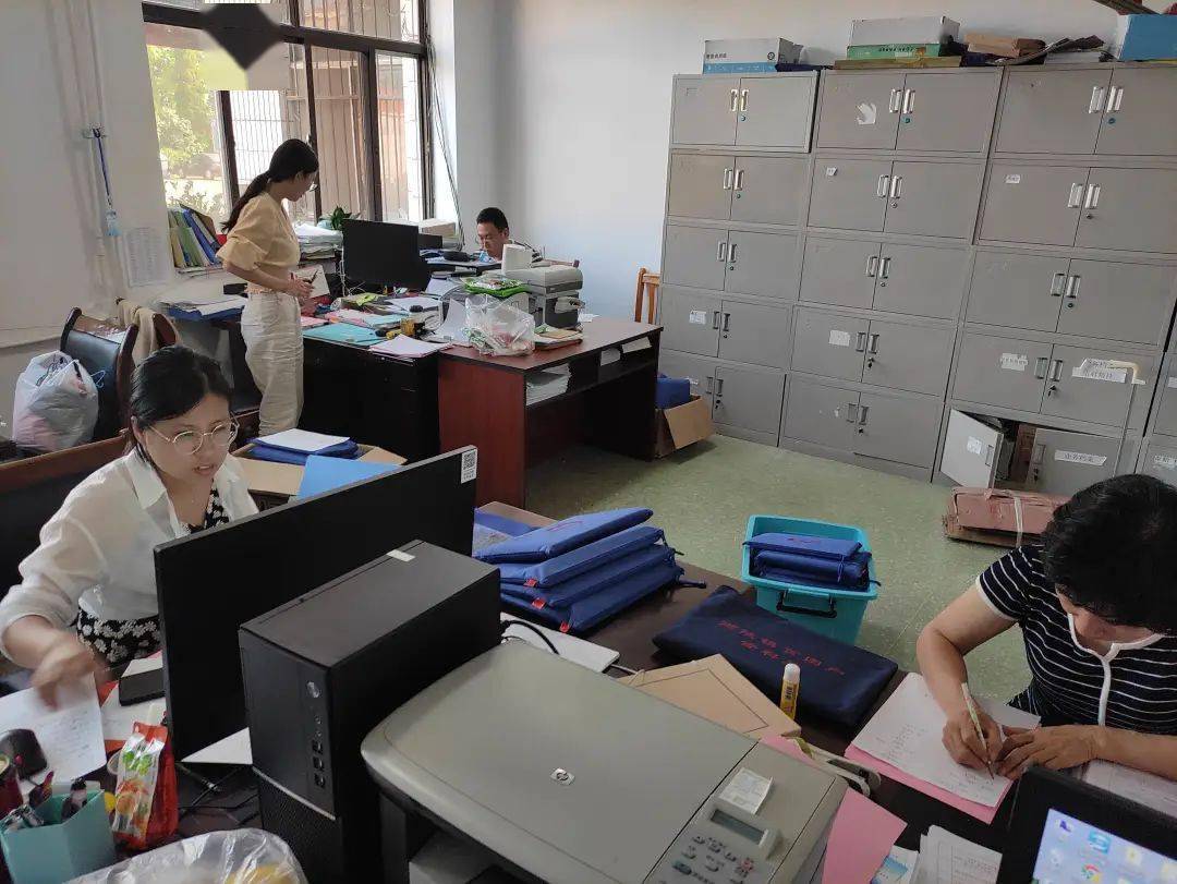 市扶贫半年考核工作。 扶贫办工作人员对全镇贫困户户档案进行规范整理。应急办工作人员到高陵大集宣传安全