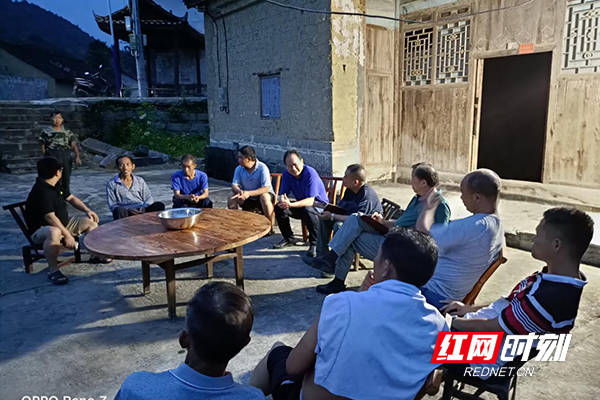 何华|屋场夜话脱贫攻坚 老乡用苗歌表达感谢