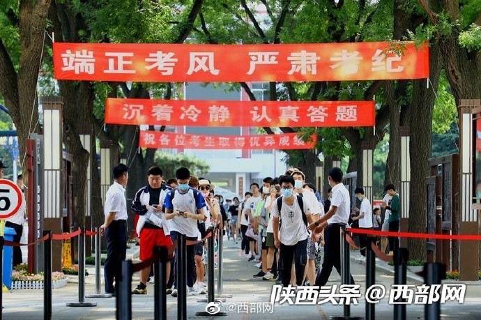 考场|高考结束考生飞奔出考场迎接美好未来