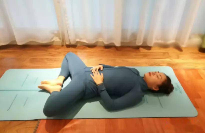 生理期最适合练的瑜伽体式——仰卧束角式