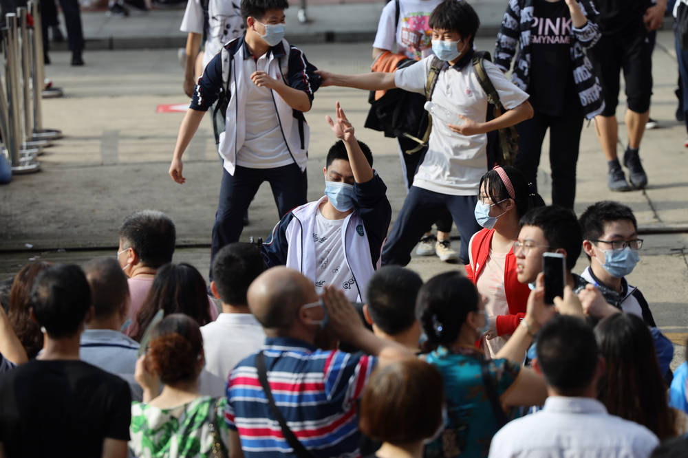 武汉|经历疫情和高考双重考验，武汉5.35万名“后浪”走出考场