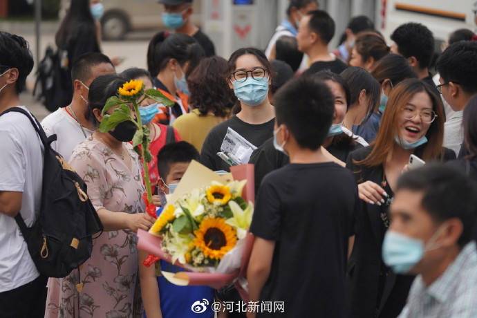 河北|高考结束 家长迎接考生走出考场