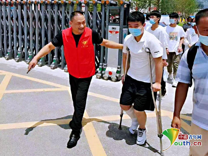 考生|高考暖镜头：他们为考生护航 让考生安心赴考