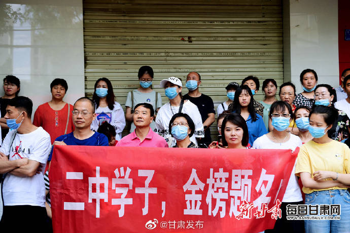 旗袍|穿旗袍、拉横幅、送拥抱……“花式”送考只为给你力量与好运