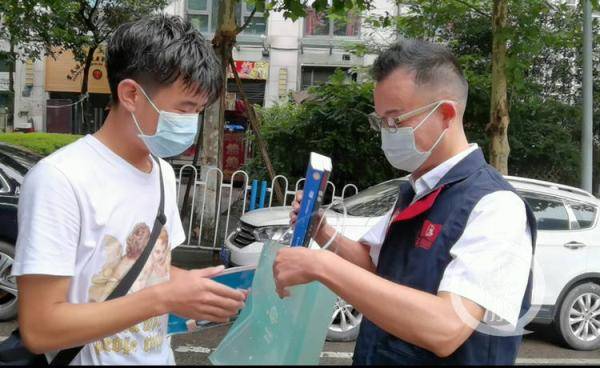 雷锋|这位的哥不仅送考 还精心为考生准备了一份“礼物”