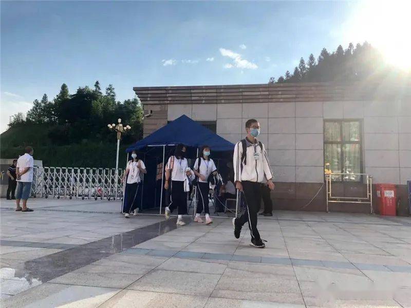 清流一中考生迎着朝阳走进考场