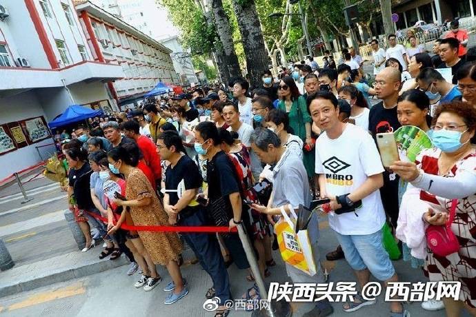 考场|高考结束考生飞奔出考场迎接美好未来