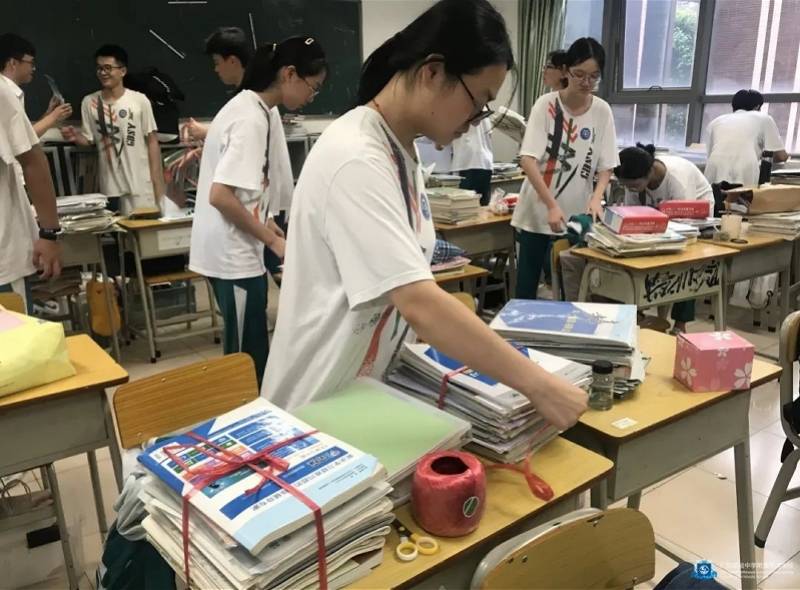 离校|高考结束了，这些高三学生集体回到学校做最后一件事……