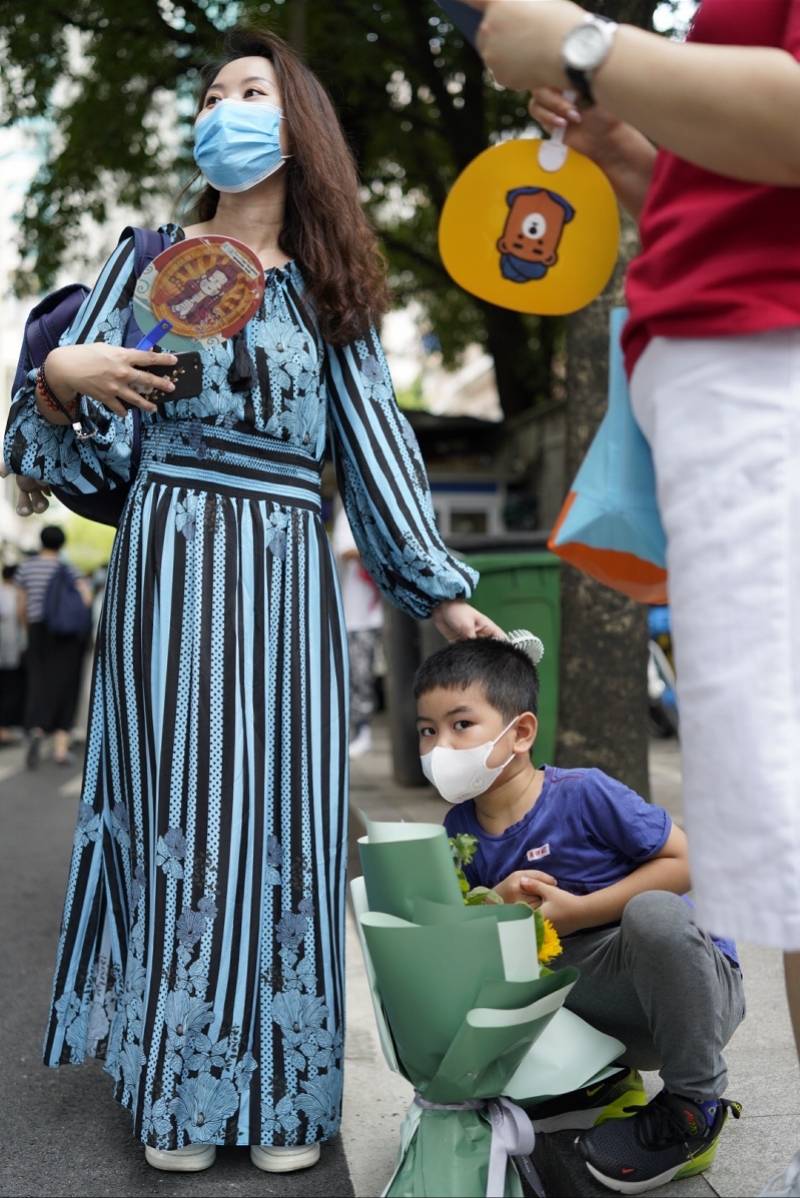 记者|直击广州各中学高考结束瞬间，鲜花、拥抱、爸爸妈妈的吻！