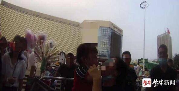 人群|妈妈带两孩子到广场玩耍，人群一冲4岁女儿突然不见了