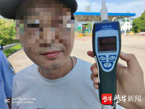 “隔夜酒威力太大了！”男子清晨被抓“肠子都