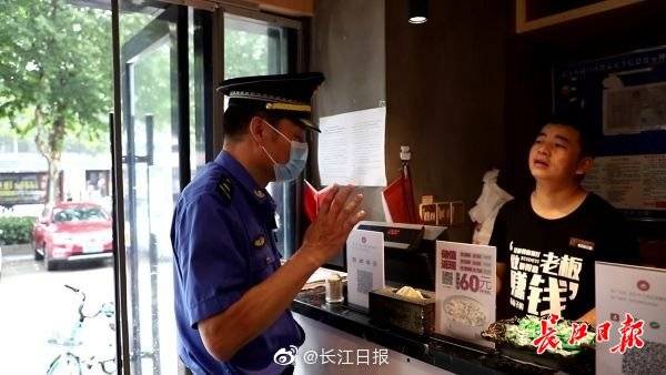 家长|高考期间，他们联系了9家餐馆让陪考家长避雨