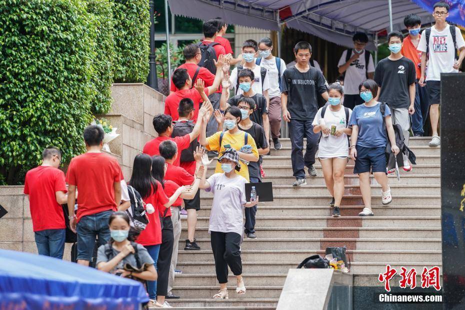 考试|2020年全国高考 考生结束考试走出考场