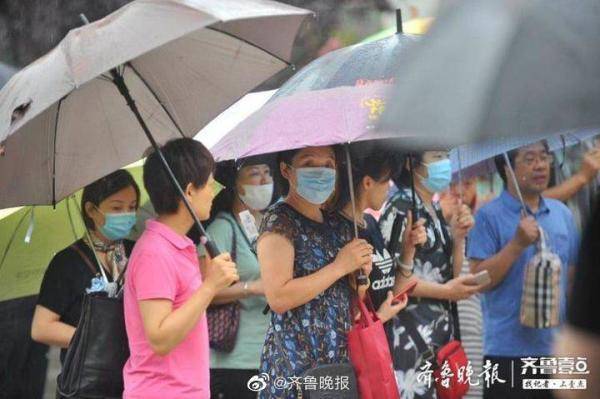 考点|高考考点外，老师家长撑起一片伞海