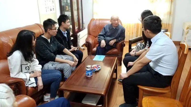 崔崑|95岁院士又拿400万助学，累计捐上千万元，一件衬衣却穿30年...