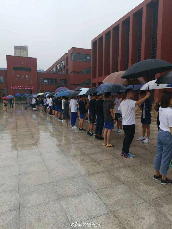 考点|高考考点外，老师家长撑起一片伞海