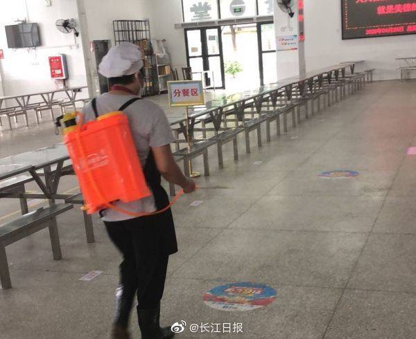 武汉|为迎接学生们复课，这所高中的老师把楼梯扶手都擦干净了