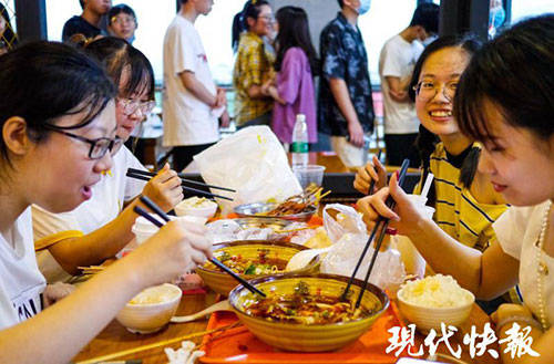 烧烤|甜点、龙虾、烧烤……这所大学的毕业美食太诱人了