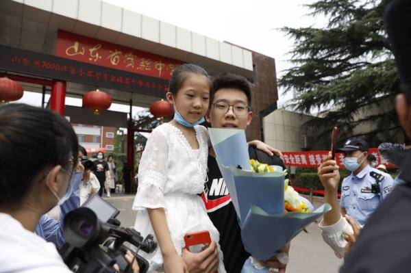 宁舟浩|高考最后一日 鲜花、拥抱、笑脸迎接考生归来