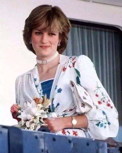变革|戴安娜王妃的一张照片，竟引发时尚变革，高级的女人都少不了它！
