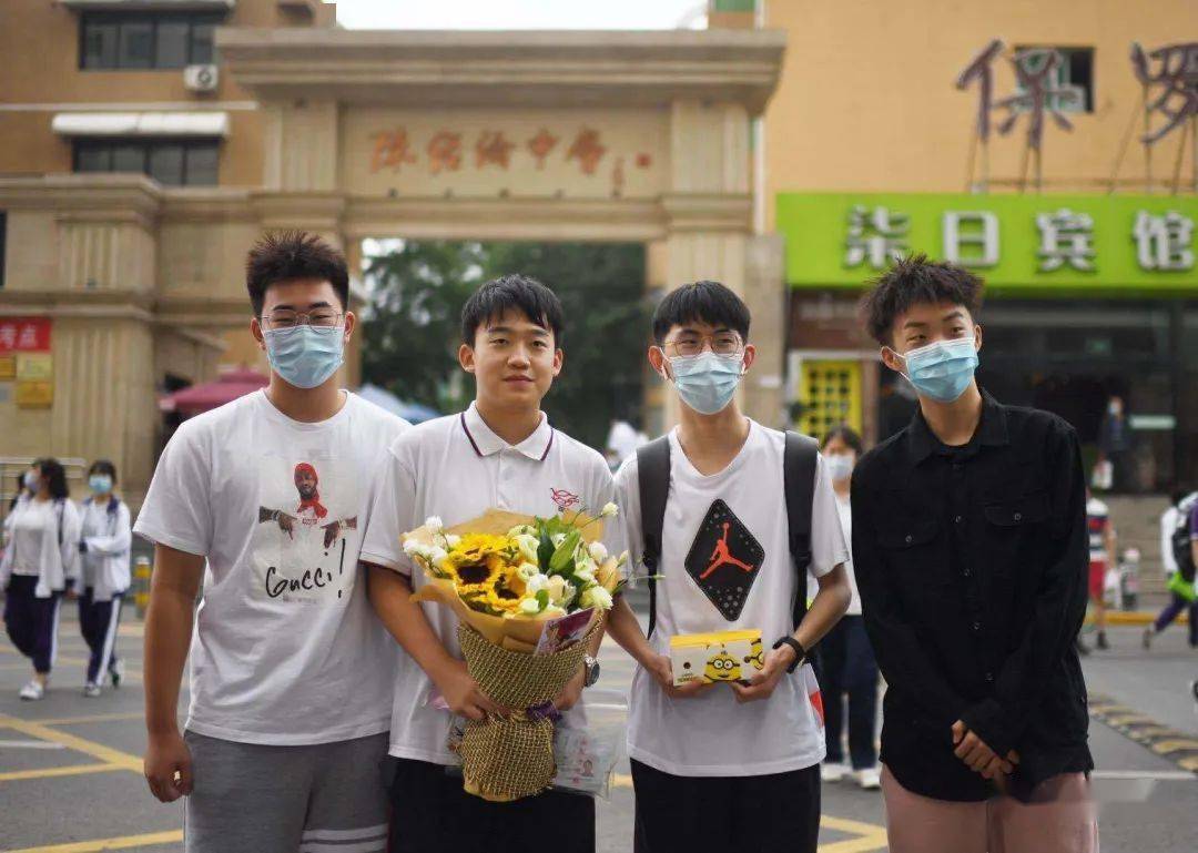 考生|“史上最长高考”结束 有鲜花有拥抱