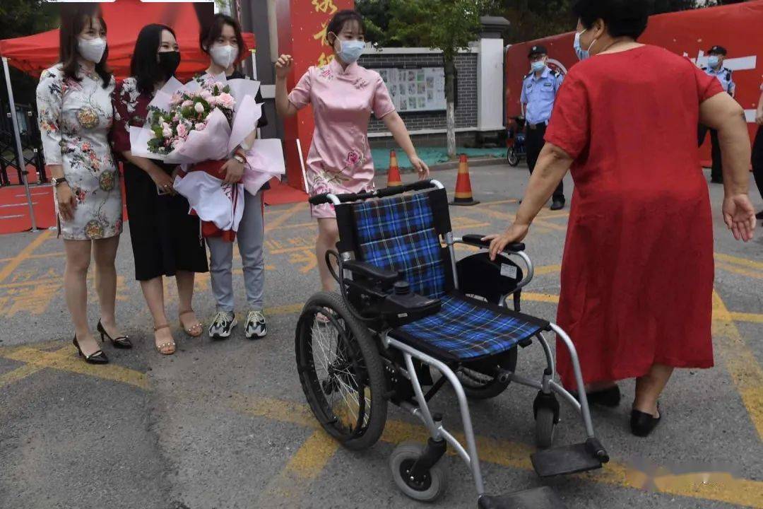 考生|“史上最长高考”结束 有鲜花有拥抱