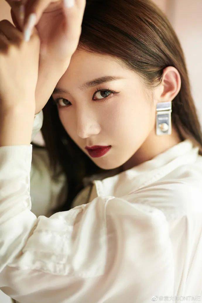 夏日|黄晓明狂流汗不脱妆，杨超越的“落泪女团妆”上热搜！一线女星背后百万化妆师的夏日最强无暇底妆教程送上！