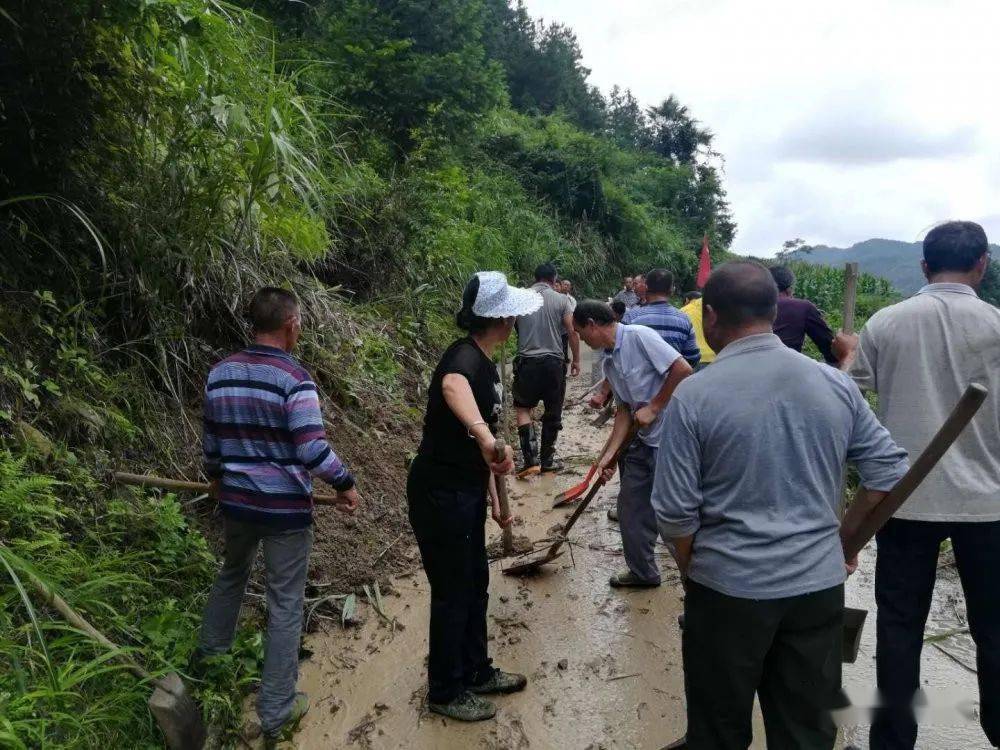 头条暴雨肆虐后黄平县纸房乡干群齐心抢险救灾显担当