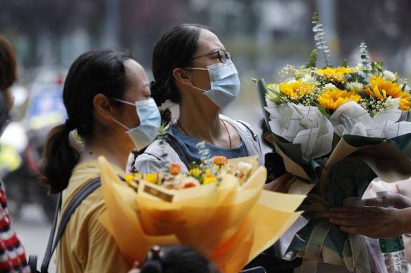 宁舟浩|高考最后一日 鲜花、拥抱、笑脸迎接考生归来