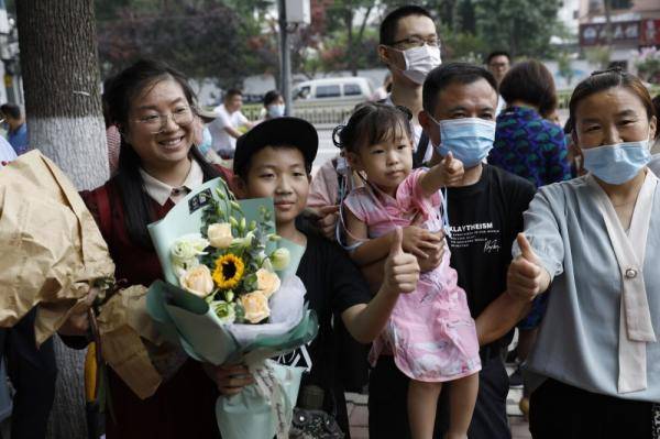 宁舟浩|高考最后一日 鲜花、拥抱、笑脸迎接考生归来
