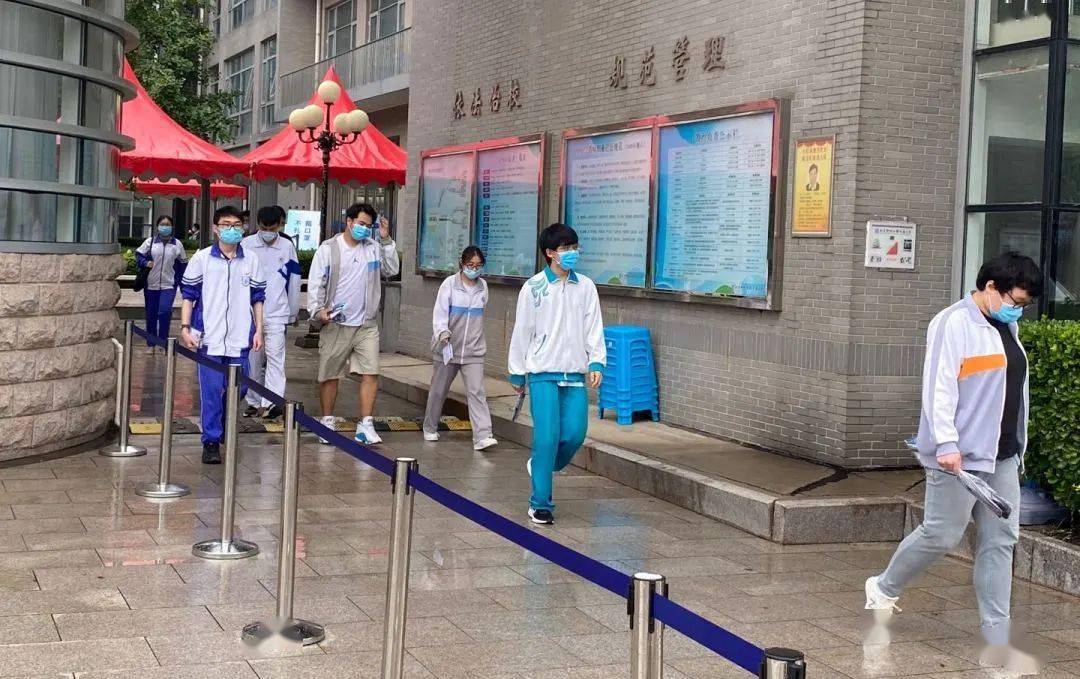 武汉|高考结束后，考场外应该是啥样？武汉的这群家长做了个好榜样！