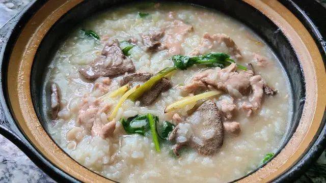 广东的砂锅粥种类非常多,比较常见的就有虾粥,蟹粥,猪杂粥,皮蛋瘦肉粥