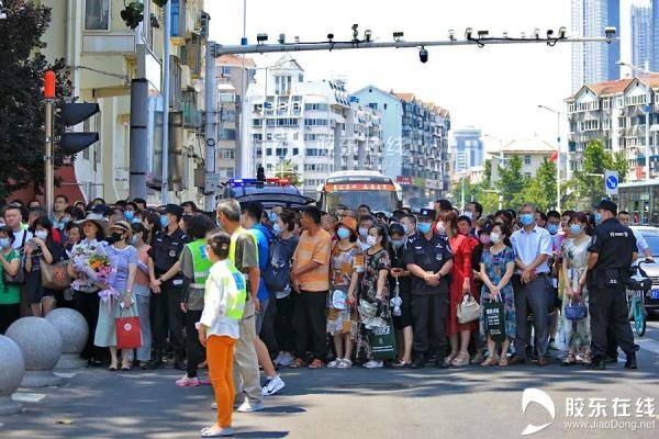 烟台|终于考完了！烟台考场外这一幕看着看着就忍不住了……