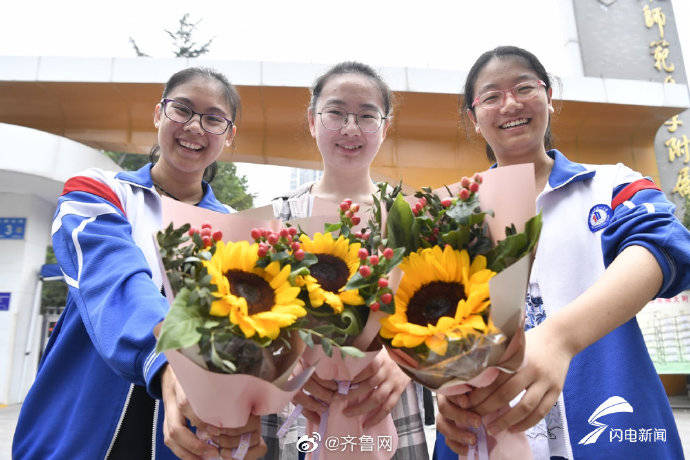鲜花|定格高考结束瞬间，鲜花、拥抱、还有妈妈的吻