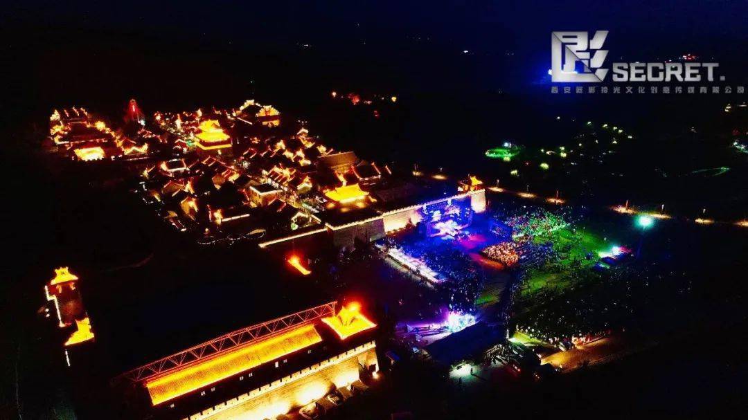 营造出一个 夜景 眼睛哪怕挪开一秒都是浪费 夜幕中的白鹿原影视城紧