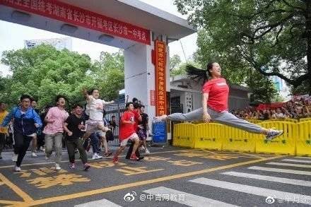 考场|扎心了！走出考场，她哭着说出自己的假期规划