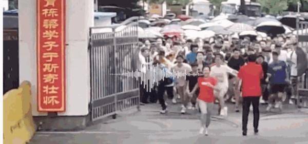 连考|高考名场面集锦！看完笑着哭了…