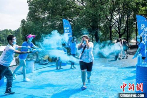 可可|湖南万名高考生“彩虹跑”庆祝毕业