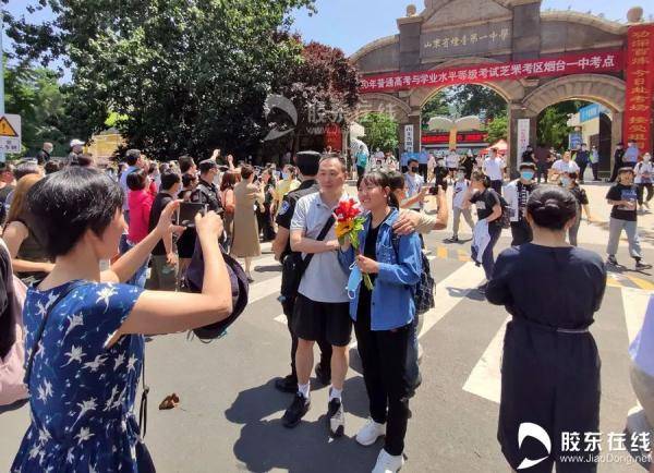 烟台|终于考完了！烟台考场外这一幕看着看着就忍不住了……