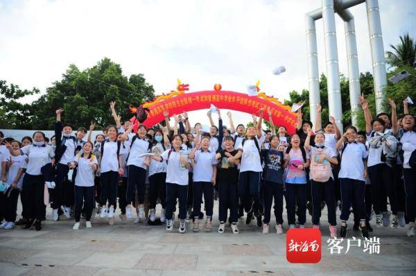 高考|这届家长太会“玩”了！直击高考结束后考场外的精彩瞬间！