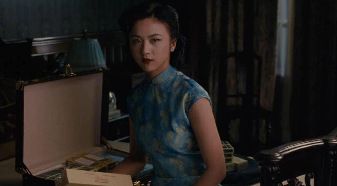 服装|深扒悬疑片服装隐喻：穿成这样能活命