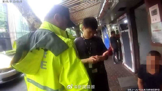 因排队取号发生口角，男子在网红茶餐厅门前抛