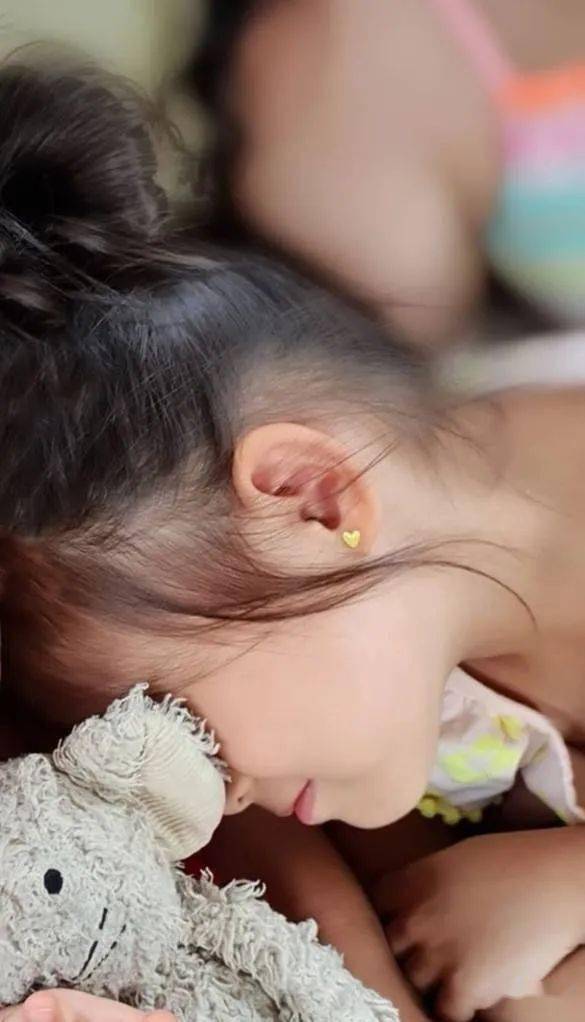 导演晒周杰伦女儿侧脸照,5岁小周周发丝柔顺,耳钉搭配超可爱 导演晒周杰伦女儿侧脸照,5岁小周周发丝柔顺,耳钉搭配超可爱